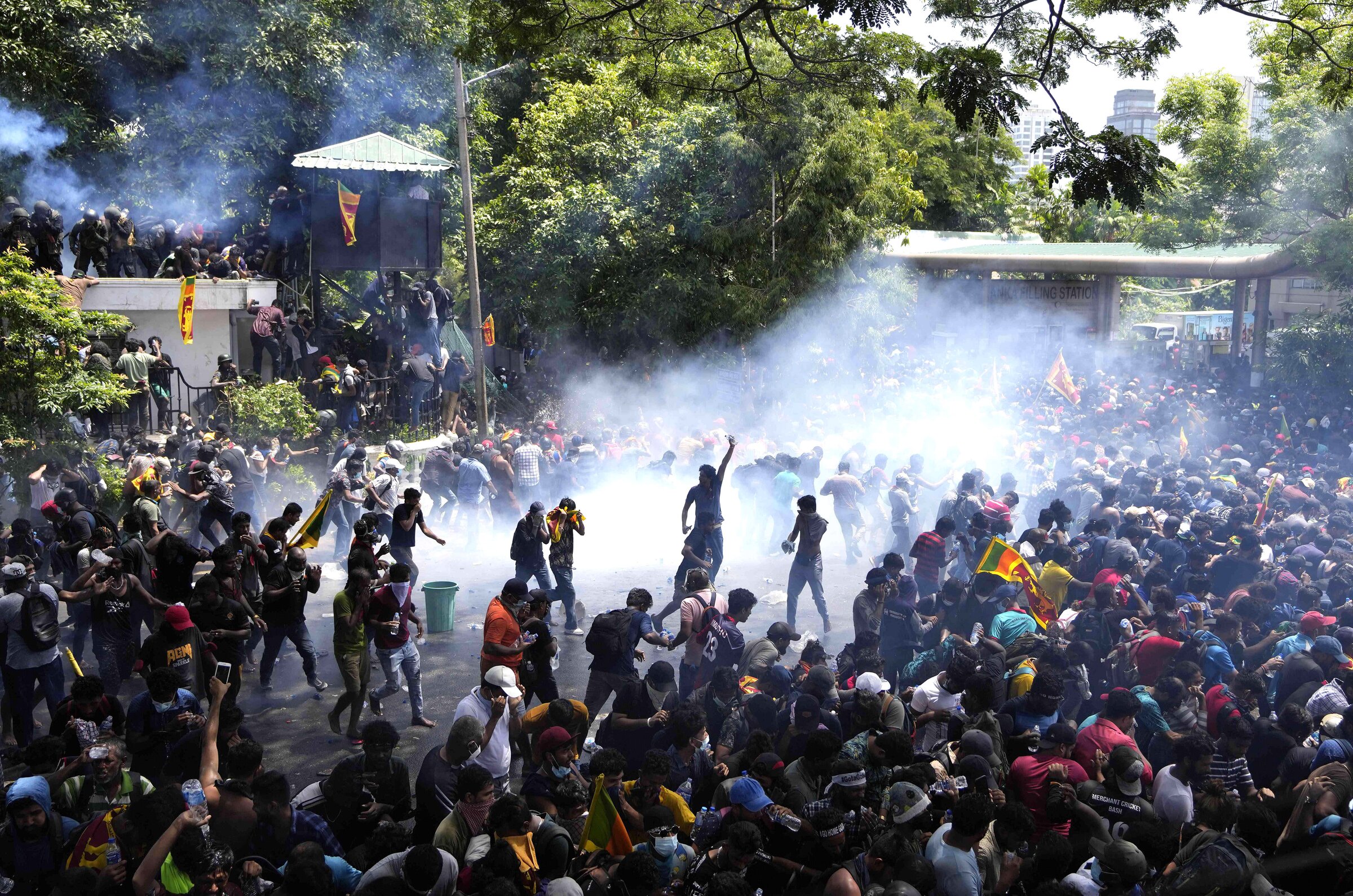 Sri Lankan mob storms premier's office - Vimarsana News