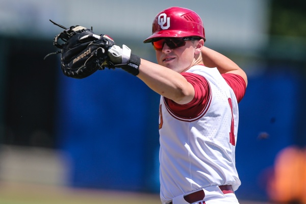 Oklahoma catcher transferring to Arkansas