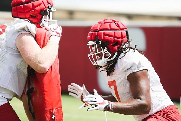 WholeHogSports - Arkansas defensive end wises up