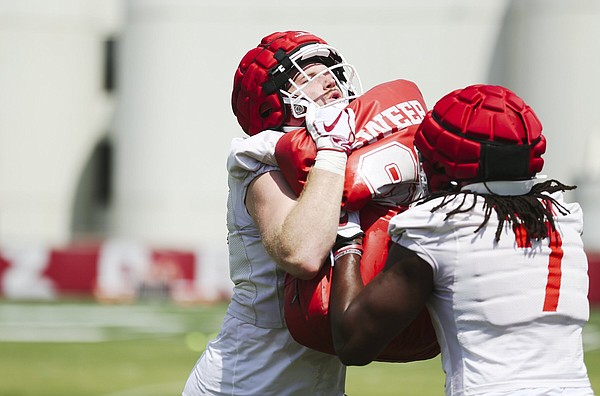 Hogs don full pads for first time today - Vimarsana News