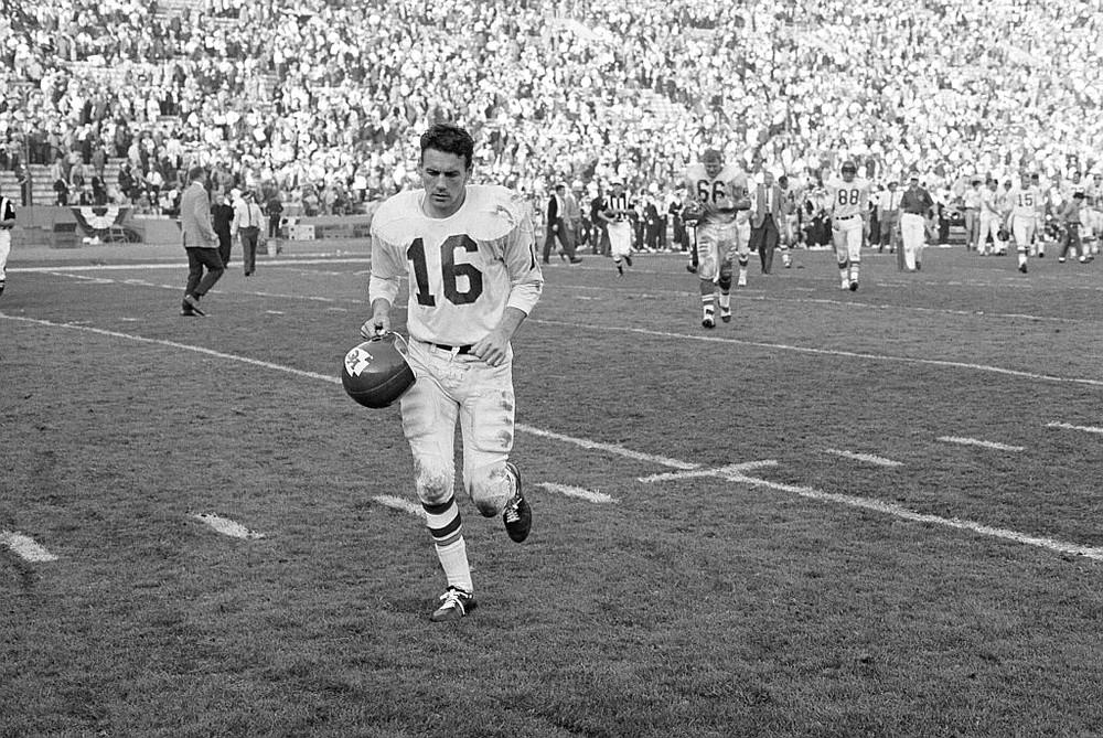 Hall of Fame Quarterback, Purdue Football Legend Len Dawson Dies at 87 -  Sports Illustrated Purdue Boilermakers News, Analysis and More