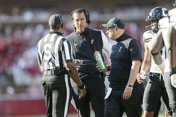 WholeHogSports - With chance to tie, Bearcats couldn't handle the noise