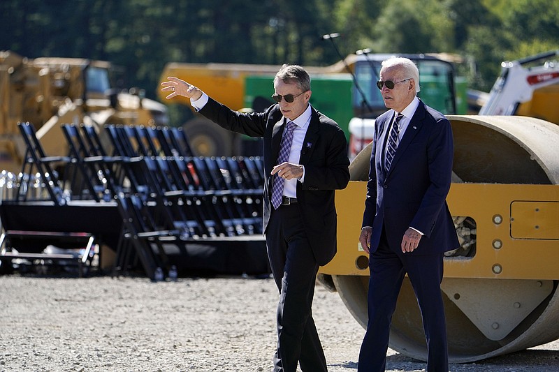 President Joe Biden speaks with Intel Chief Executive Officer Pat Gelsinger on Friday at the site of a new Intel semiconductor manufacturing facility in New Albany, Ohio.
(AP/Manuel Balce Ceneta)