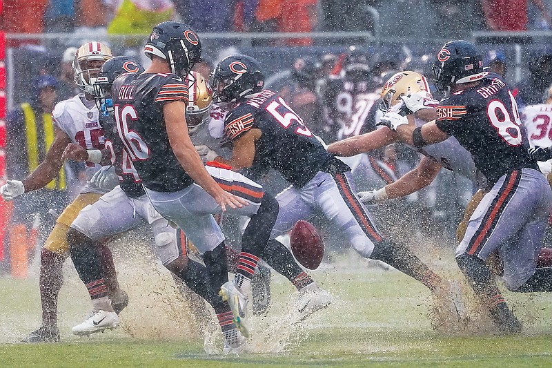 Fields throws 2 TDs, Bears top 49ers 19-10 in Eberflus debut