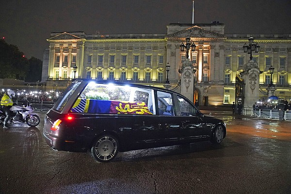 Casket of Queen Elizabeth II arrives at Buckingham Palace - Vimarsana News