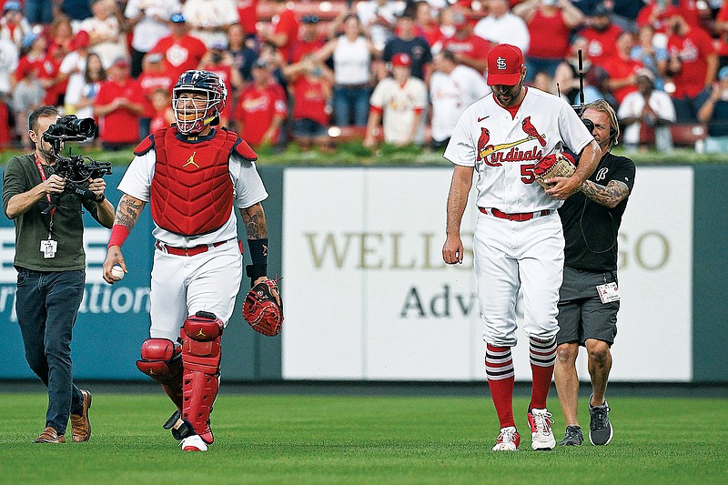 Cardinals honor Adam Wainwright in final series of season