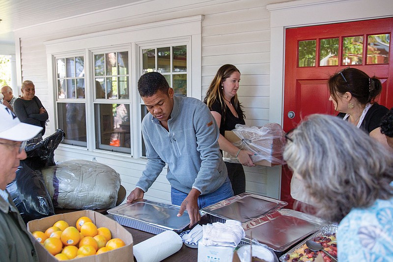 Volunteers set out lunch for migrants Thursday at St. Andrew’s Church on Martha’s Vineyard in Edgartown, Mass.
(The New York Times/(Matt Cosby)