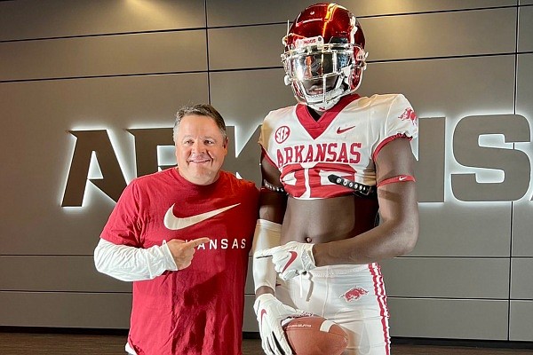 Arkansas tight ends coach Dowell Loggains and 2025 tight end Davon Mitchell on July 30.