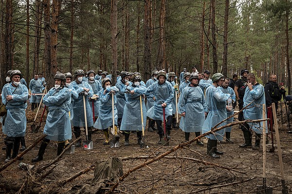 Torture signs found in site's 440 graves, Ukrainians say - Vimarsana News