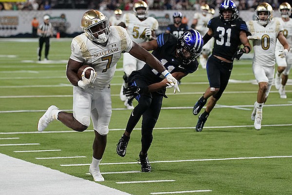 Audric Estimé runs through Stanford defense and the Notre Dame