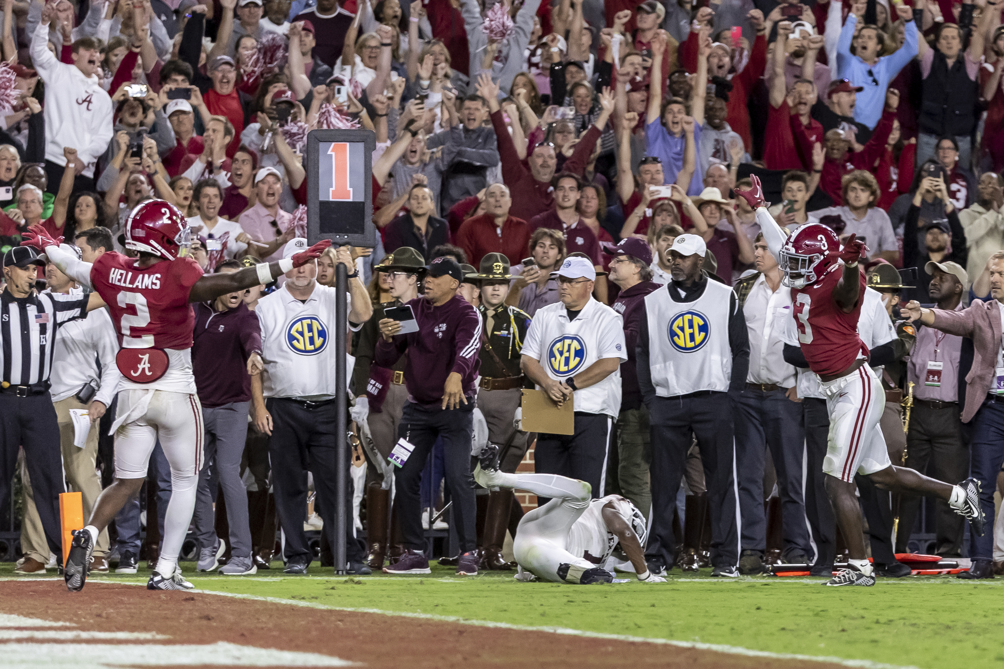 Bryce Young's pass finds Jahmyr Gibbs in the endzone to put