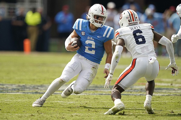 Jaxson Dart runs the ball against Auburn 