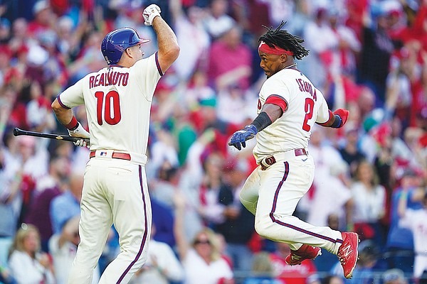 Braves beat Phillies, 5-3; Victorino hurt