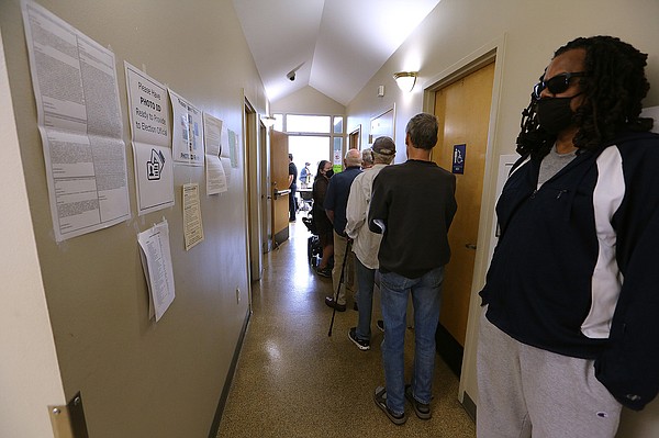 Steady flow of Arkansas voters turn out on first day of early voting - Vimarsana News