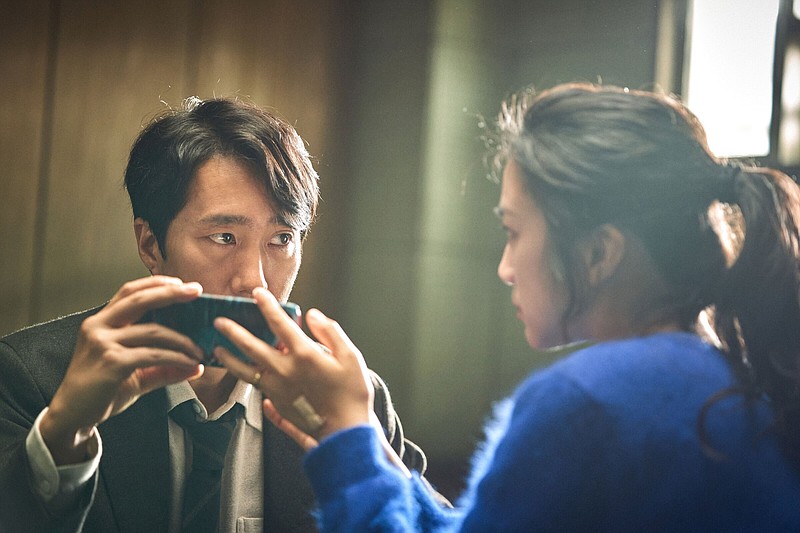 Homicide detective Jang Hae-joon (Park Hae-il) finds his work is causing problems in his marriage to Jeong-ahn (Lee Junghyun) in Park Chan-wook’s domestic drama/mystery “Decision to Leave.”