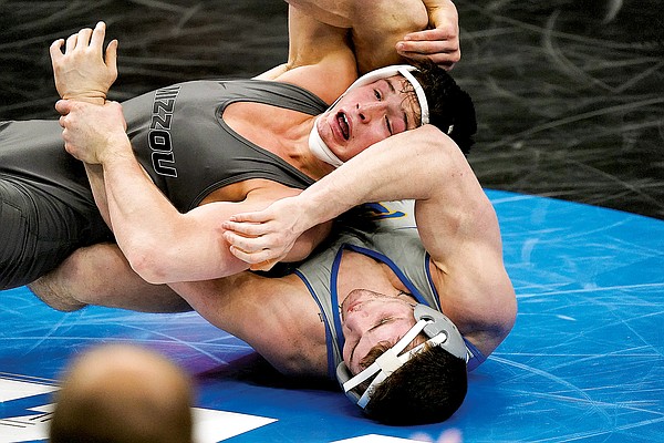 NCAA Wrestling: Iowa's Lee puts pedal to metal going for 4th title - Vimarsana News