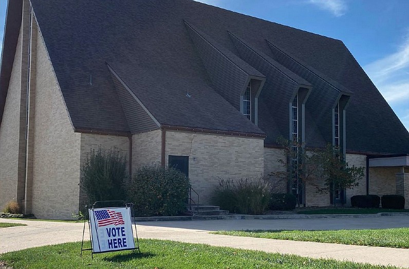 A "vote here" sign is seen Nov. 8, 2022, outside First Baptist Church in Fulton. (Anakin Bush/Fulton Sun photo)