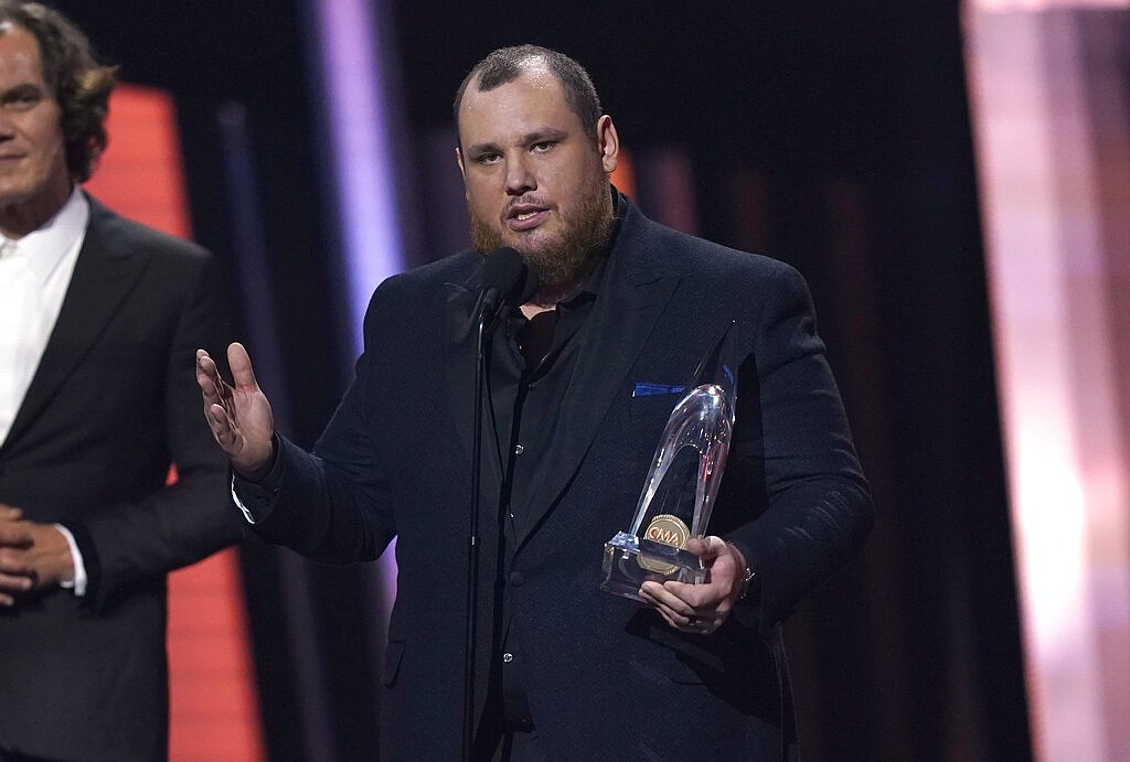 Luke Combs tops CMA Awards; Loretta Lynn, Lewis honored | The Arkansas ...