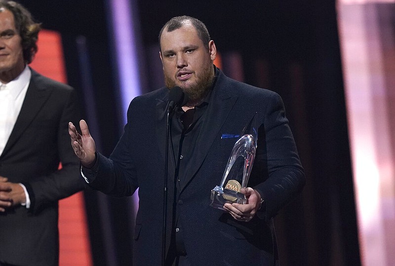 Luke Combs tops CMA Awards; Loretta Lynn, Lewis honored Northwest