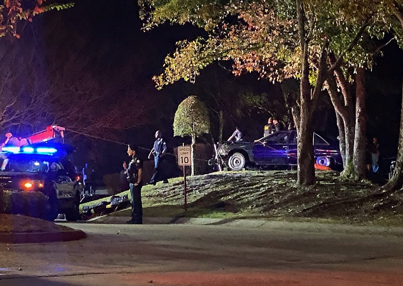 Man’s body in car pulled from LR pond | Northwest Arkansas Democrat-Gazette