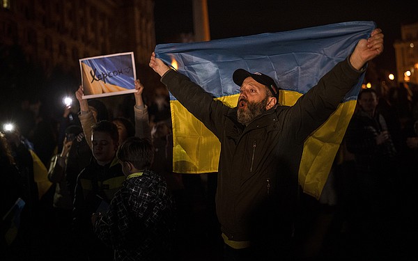 Ukrainians celebrate as Kherson retaken - Vimarsana News