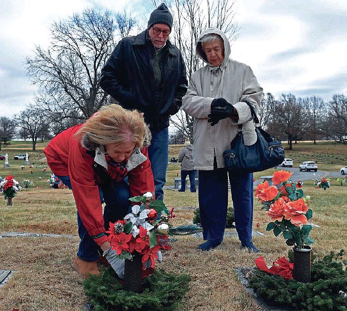 Volunteers brave cold for Wreaths Across America Day Jefferson City