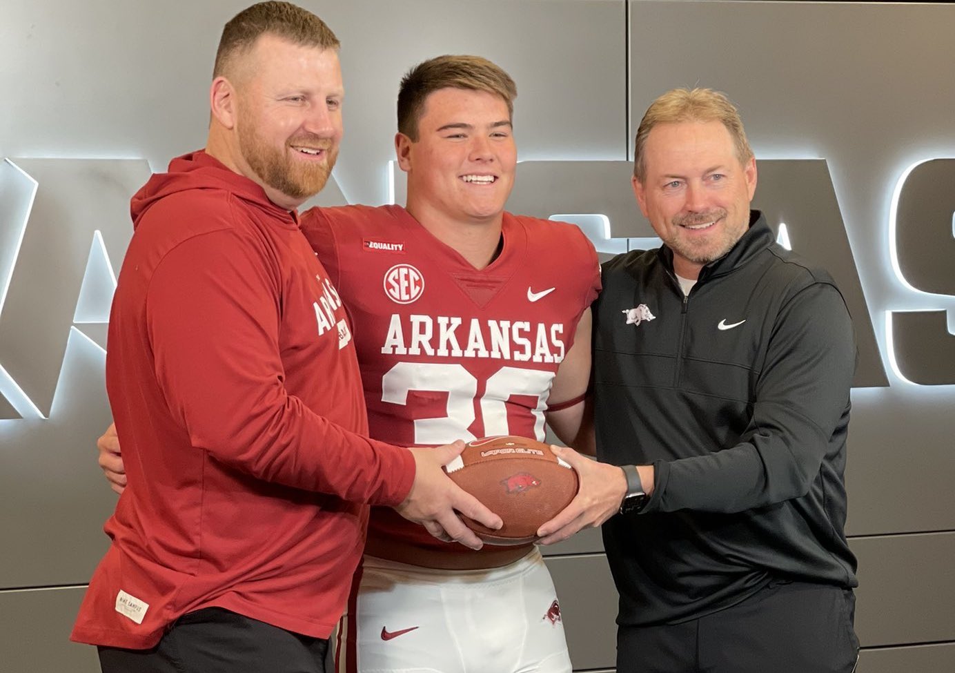 Nation's top transfer long snapper pledges to Hogs - Vimarsana News