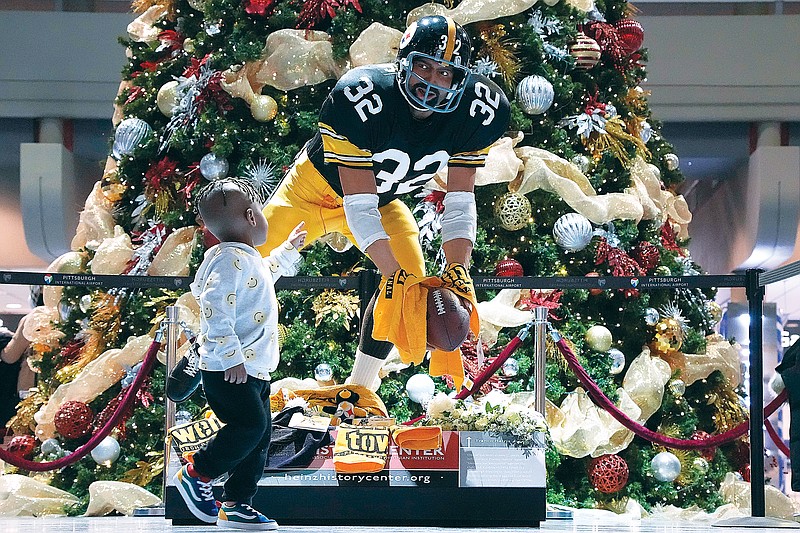 Airport's statue of Pittsburgh Steeler Franco Harris now impromptu memorial  - The Points Guy