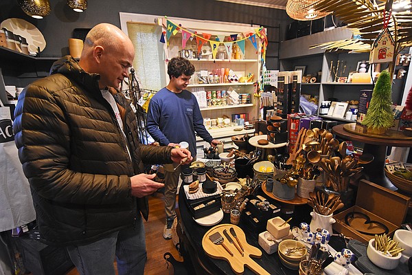 Little Rock shoppers browse for last-minute gifts - Vimarsana News