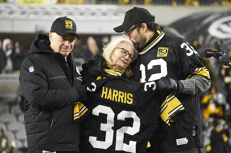 Harris' widow on field in Pittsburgh as his No. 32 retired – Orlando  Sentinel