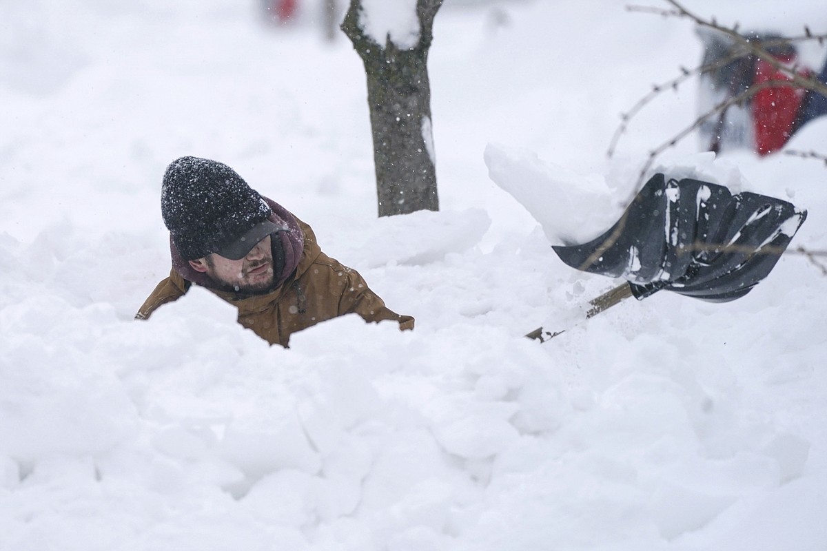 Military police enforce driving ban in snow-stricken Buffalo | The ...