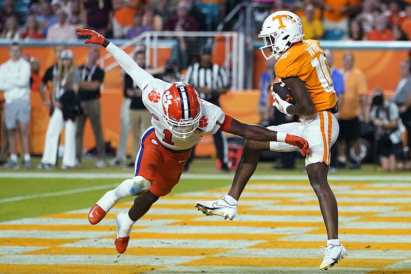 Tennessee wide receiver Squirrel White (right) catches a touchdown pass as Clemson safety Andrew Mukuba defends during the second half of the Orange Bowl on Friday in Miami Gardens, Fla. Tennessee won 31-14. More photos at arkansasonline.com/1231orange22/
(AP/Lynne Sladky)