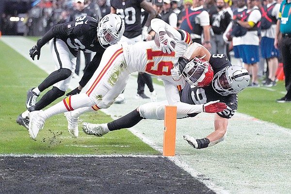 Mahomes sets record, Chiefs beat Raiders for AFC's top seed