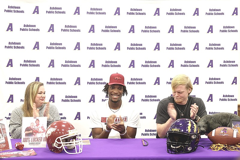 Shamar Easter (middle), a consensus 4-start tight end, signed his letter of intent on Thursday to play next season at the University of Arkansas. Easter chose the Razorbacks over offers from Auburn, Tennessee, Ole Miss, Texas A&M, Florida State, Michigan State, Arizona State, Kansas and others.
(Photo by JD for the Texarkana Gazette)