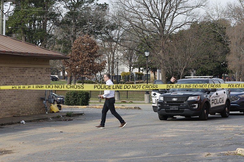 Little Rock police investigate a homicide on McMath Avenue. (Arkansas Democrat-Gazette/Tommy Metthe)