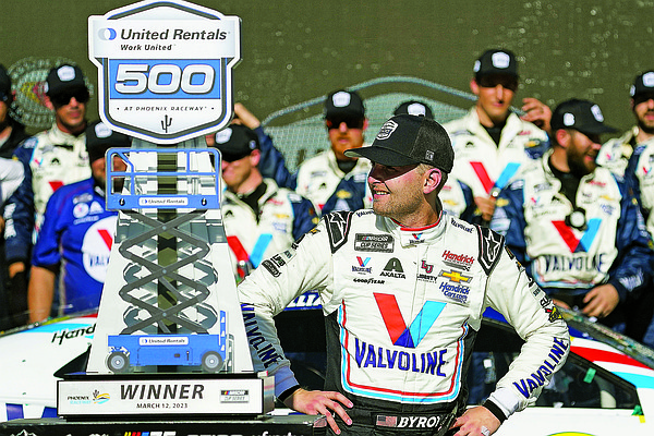 Byron wins second straight Cup race, beats Larson at Phoenix - Vimarsana News