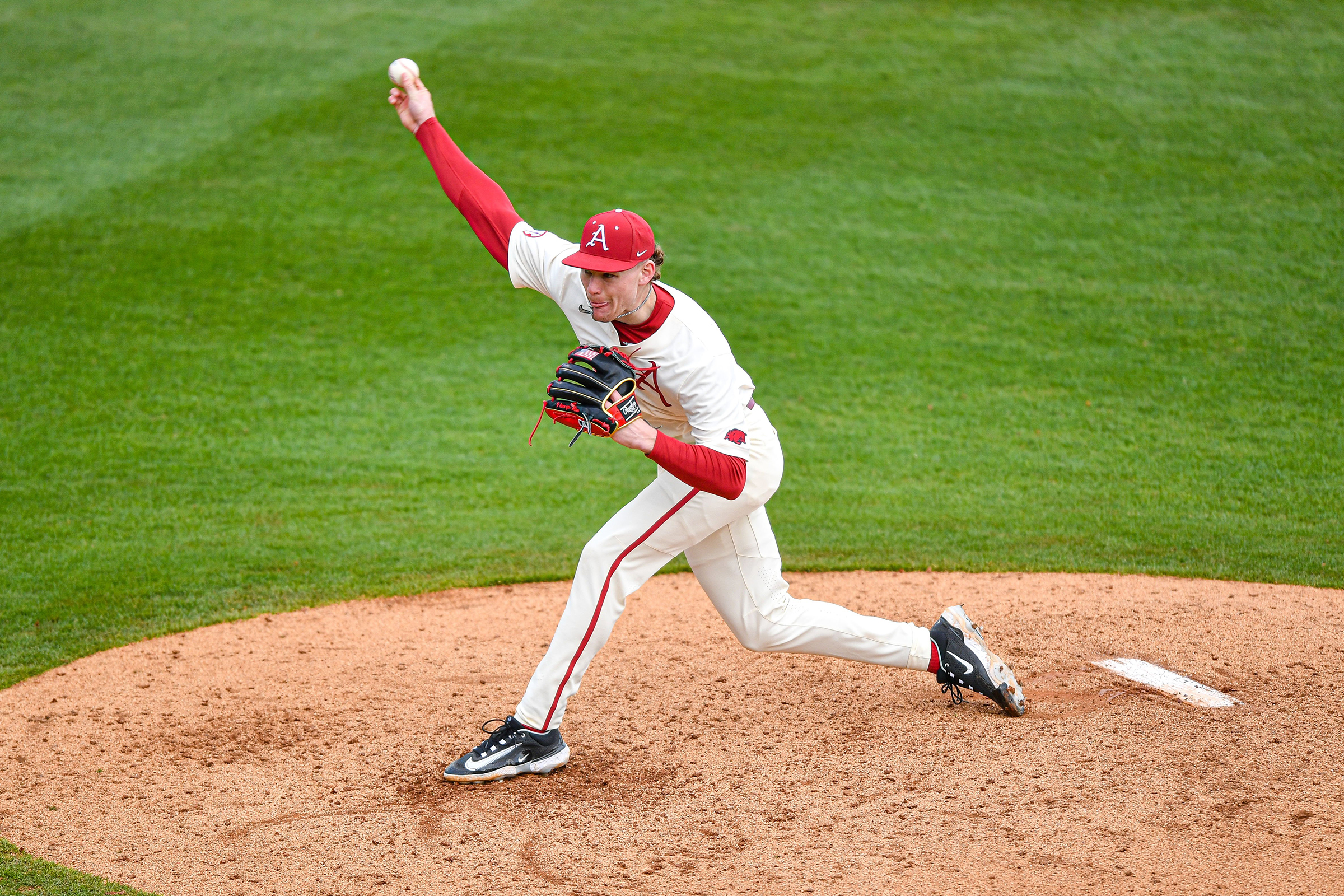 Adcock tosses gem in Hogs’ 13th consecutive win