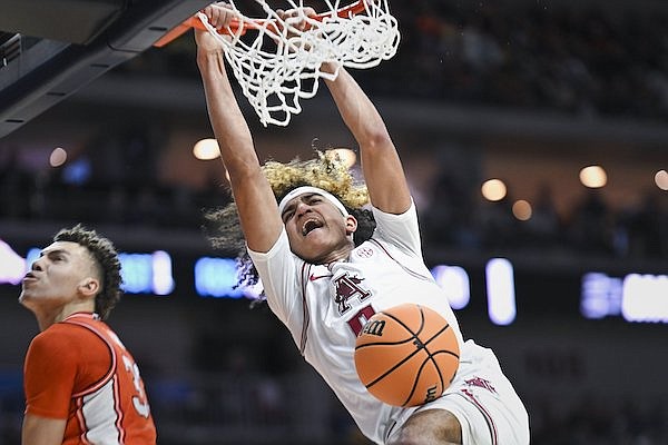Arkansas guard Anthony Black dunks during an NCAA Tournament game against Illinois on Thursday, March 16, 2023, in Des Moines, Iowa.