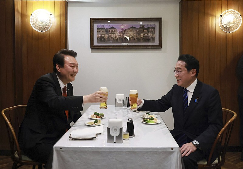 South Korean President Yoon Suk Yeol (left) and Japanese Prime Minister Fumio Kishida make a toast Thursday at Rengatei restaurant in the famed Ginza district of Tokyo.
(AP/Japan’s Cabinet Public Affairs Office)