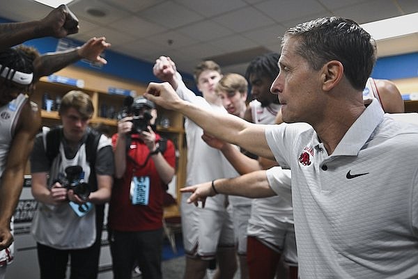 Arkansas coach Eric Musselman talks to his team following a 73-63 victory over Illinois at the NCAA Tournament on Thursday, March 16, 2023, in Des Moines, Iowa.