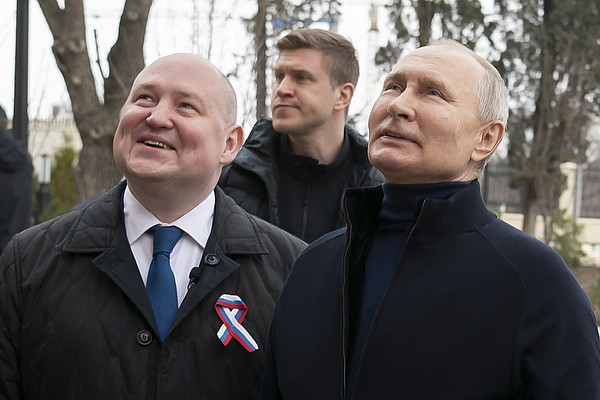 Получив ордер на арест, Путин посетил аннексированный Крым