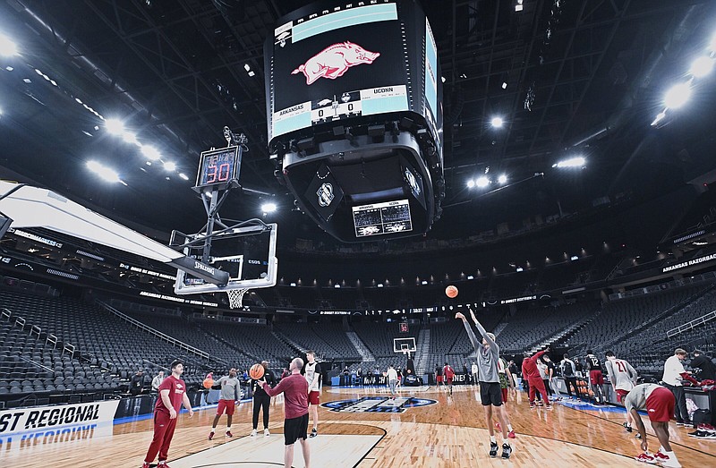 Arkansas players practice Wednesday ahead of today’s NCAA Men’s Tournament West Region semifinal game against Connecticut at T-Mobile Arena in Las Vegas. The Razorbacks are aiming to reach the Elite Eight for the third consecutive season. More photos at arkansasonline.com/323uauconn/
(NWA Democrat-Gazette/Charlie Kaijo)