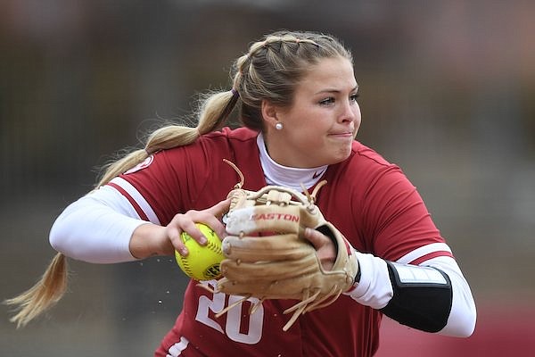 WholeHogSports - Georgia sweeps Arkansas with back-to-back homers in 9th