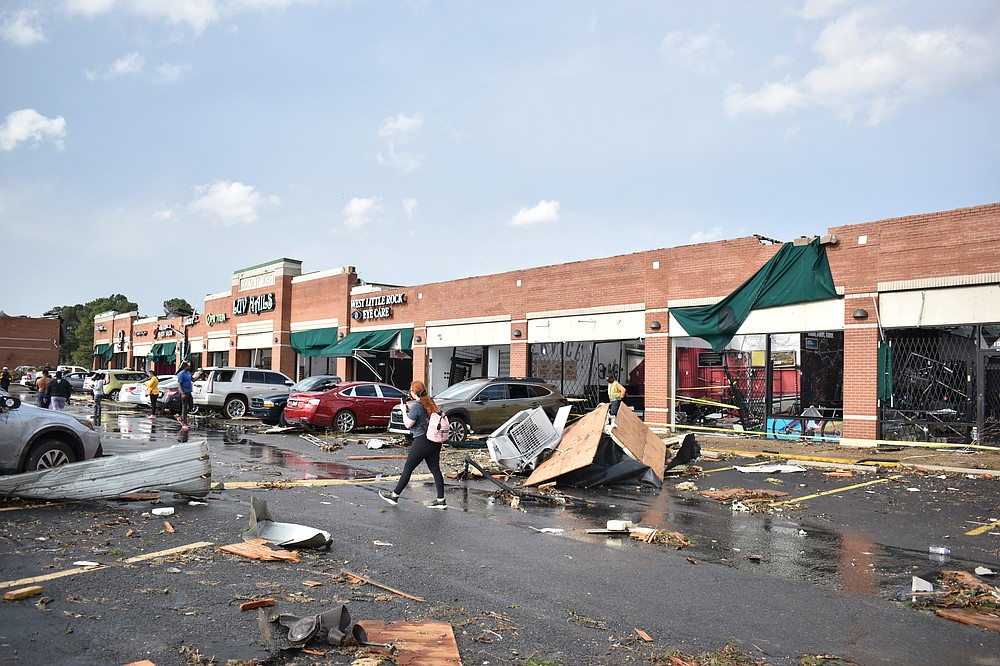 Five people dead, dozens injured after tornadoes roar through Arkansas ...