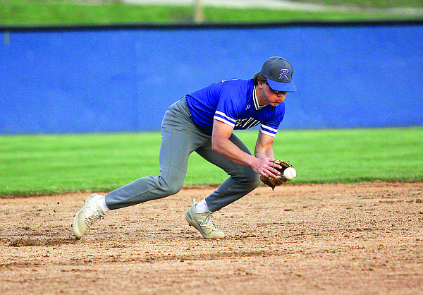 Russellville tops Blair Oaks in back-and-forth contest - Vimarsana News