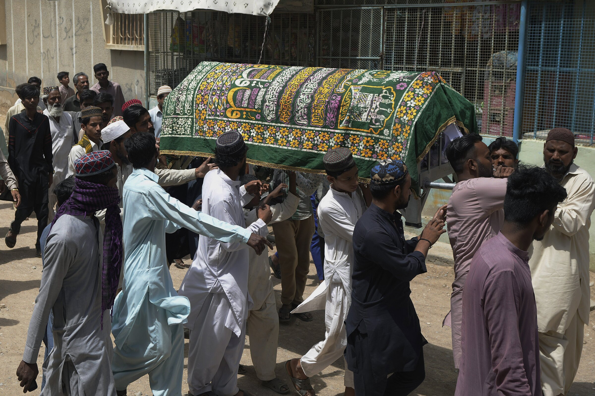 Pakistan police arrest 8 people after 12 die in food stampede - Vimarsana News