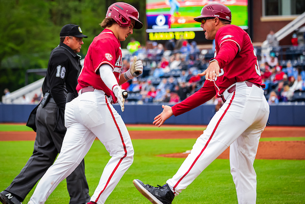 Hogs make plays late to win series at Ole Miss - Vimarsana News
