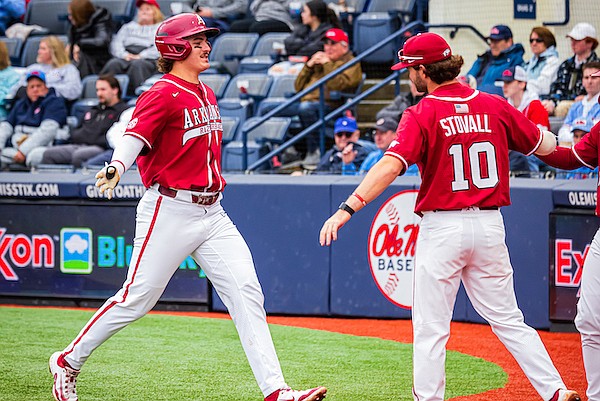 WholeHogSports - 2 former Razorbacks advance to World Series