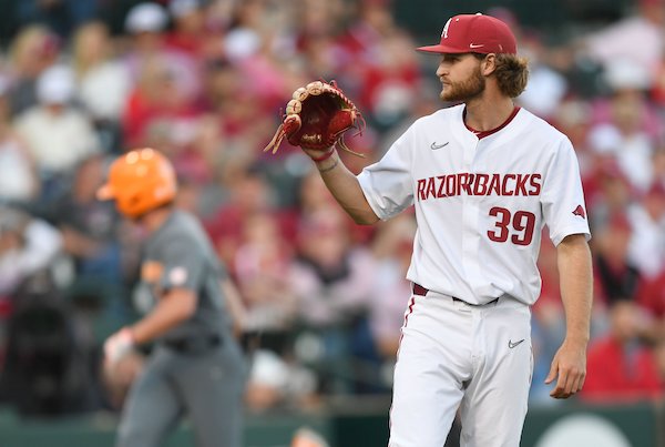 WholeHogSports - Tennessee walks off Arkansas to even series