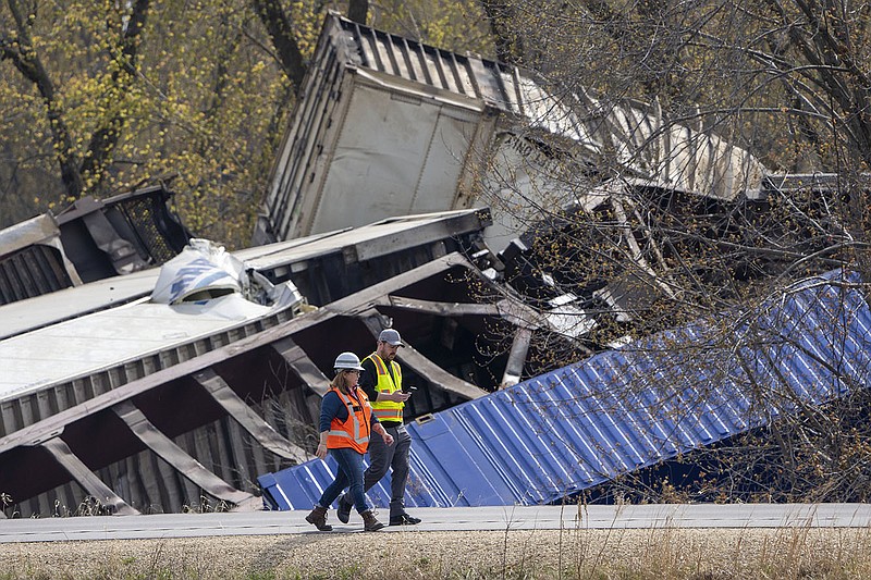 2 container cars in Wisconsin derailment secured in river
